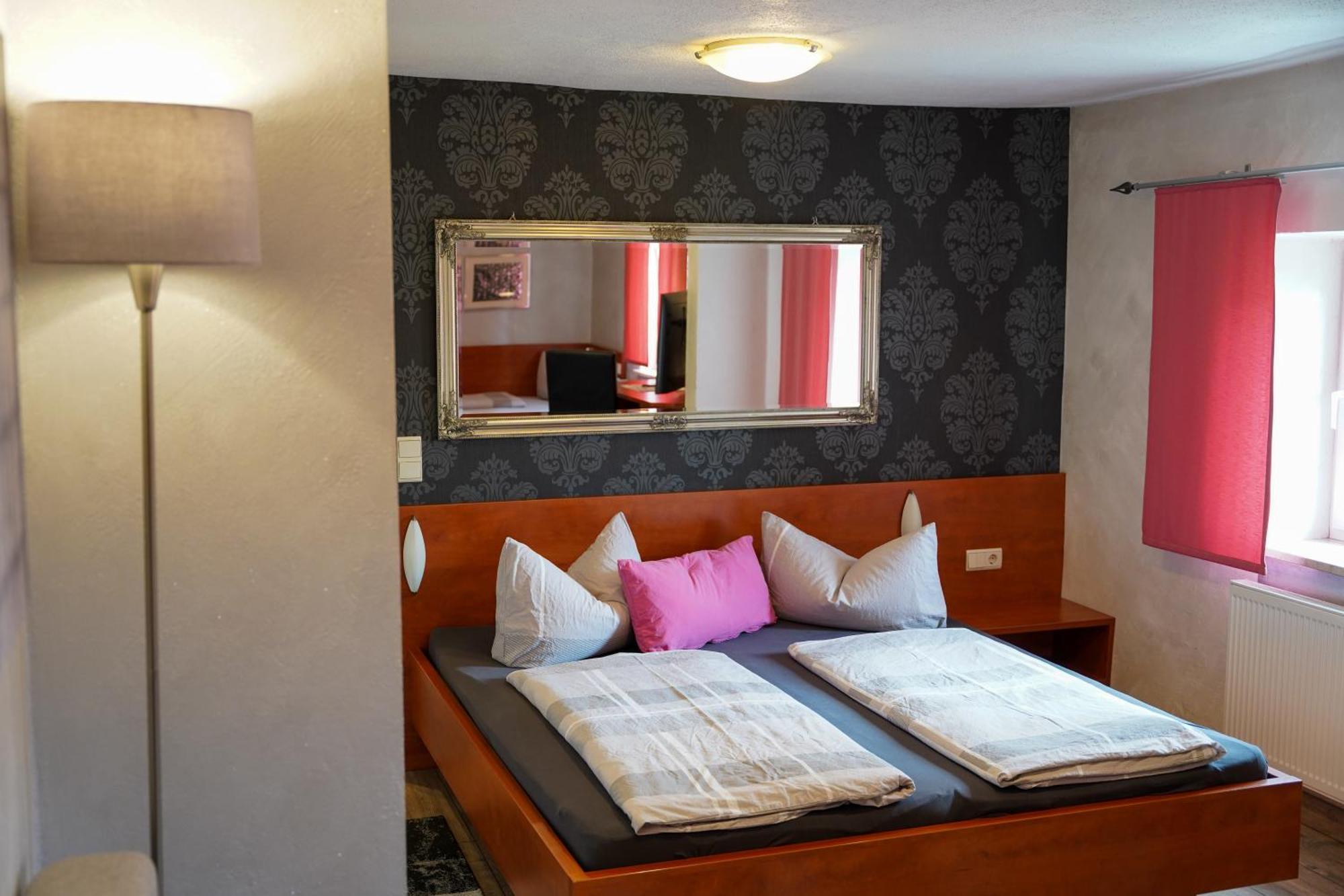 Hotel Garni Und Apartments Zur Krone Hilpoltstein Luaran gambar